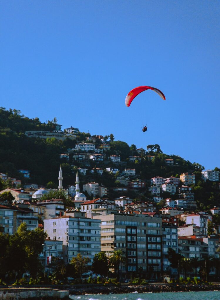 Ordu kıyısında yamaç paraşütü